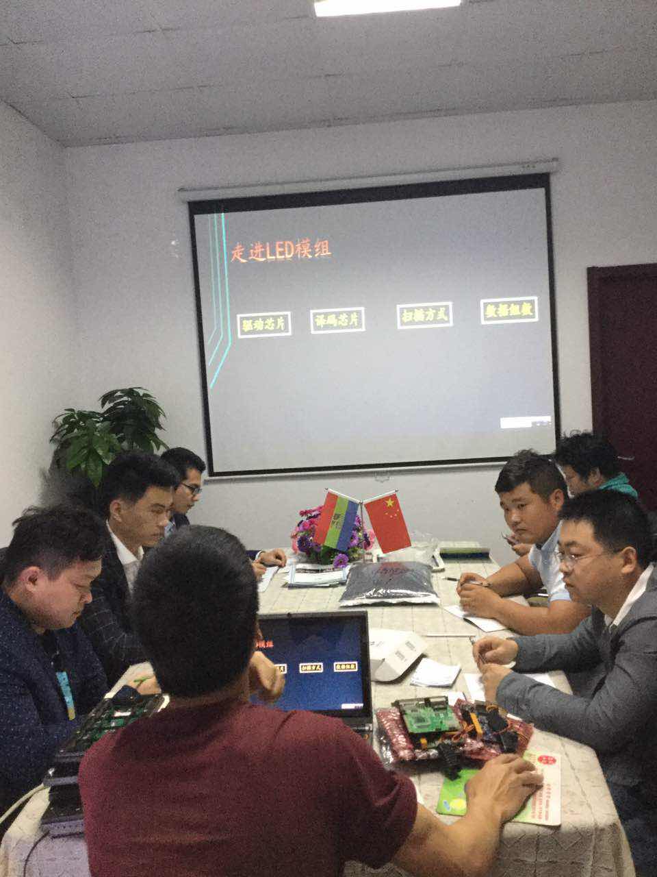 靈星雨技術(shù)人員來我司指導培訓LED控制系統(tǒng)